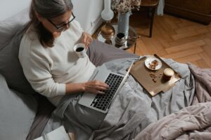 Co&nbsp;grozi za&nbsp;nadużywanie L4 online? Poznaj istotne szczegóły