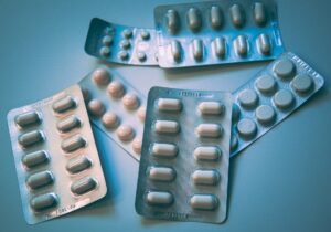 Czy&nbsp;można łączyć leki na&nbsp;przeziębienie z&nbsp;antybiotykami? Fakty, ryzyko i&nbsp;zalecenia